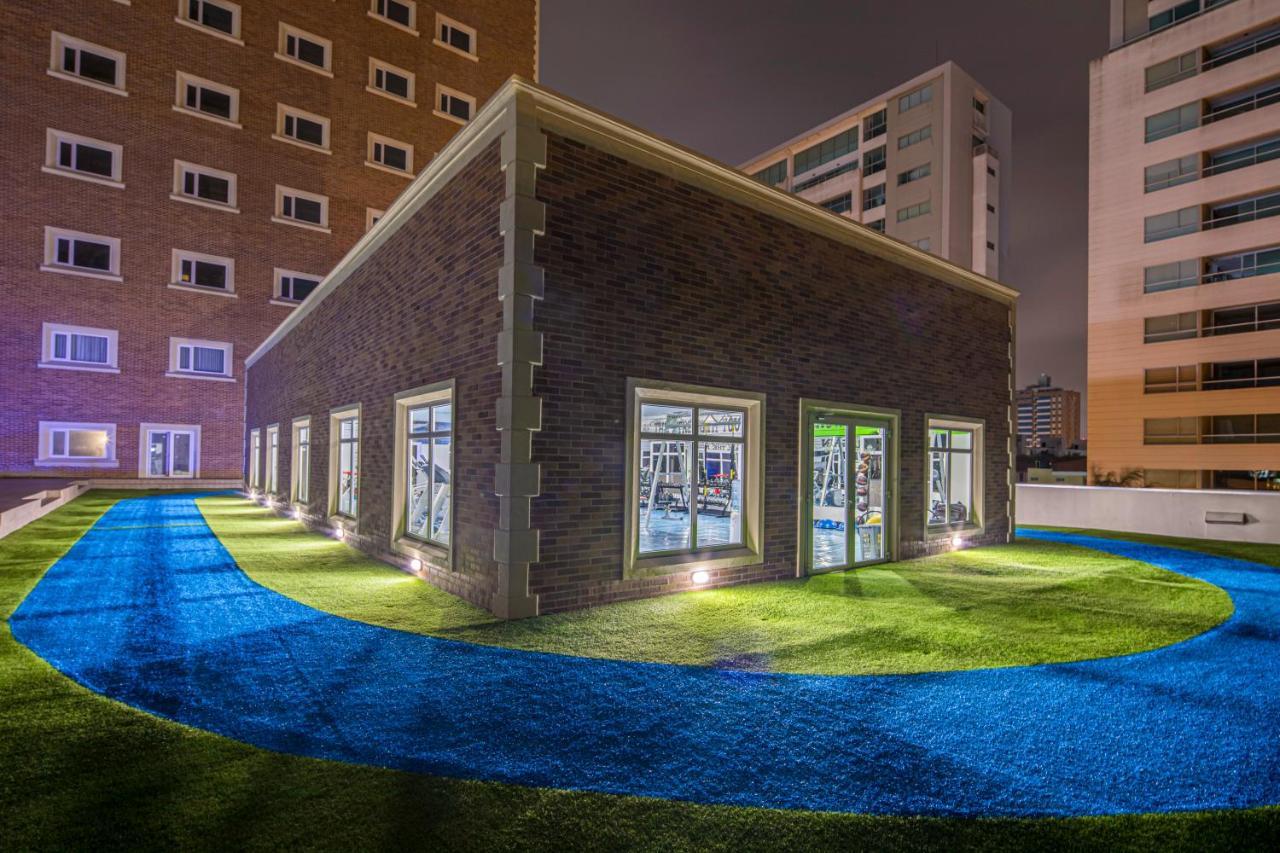 Hotel Dann Carlton Barranquilla Y Centro De Convenciones ภายนอก รูปภาพ The 1960s era building housing the station's control room